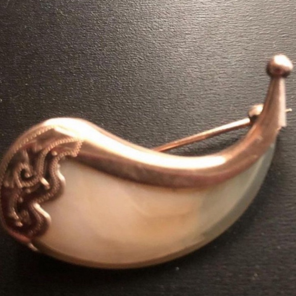 Antique claw brooch in 10k rose gold